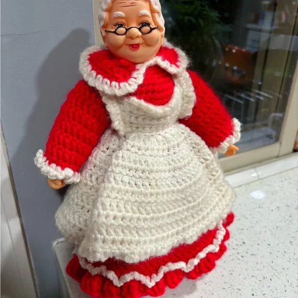 Santa and Mrs Claus Hand Made Crochet Dolls 1980s Vintage
